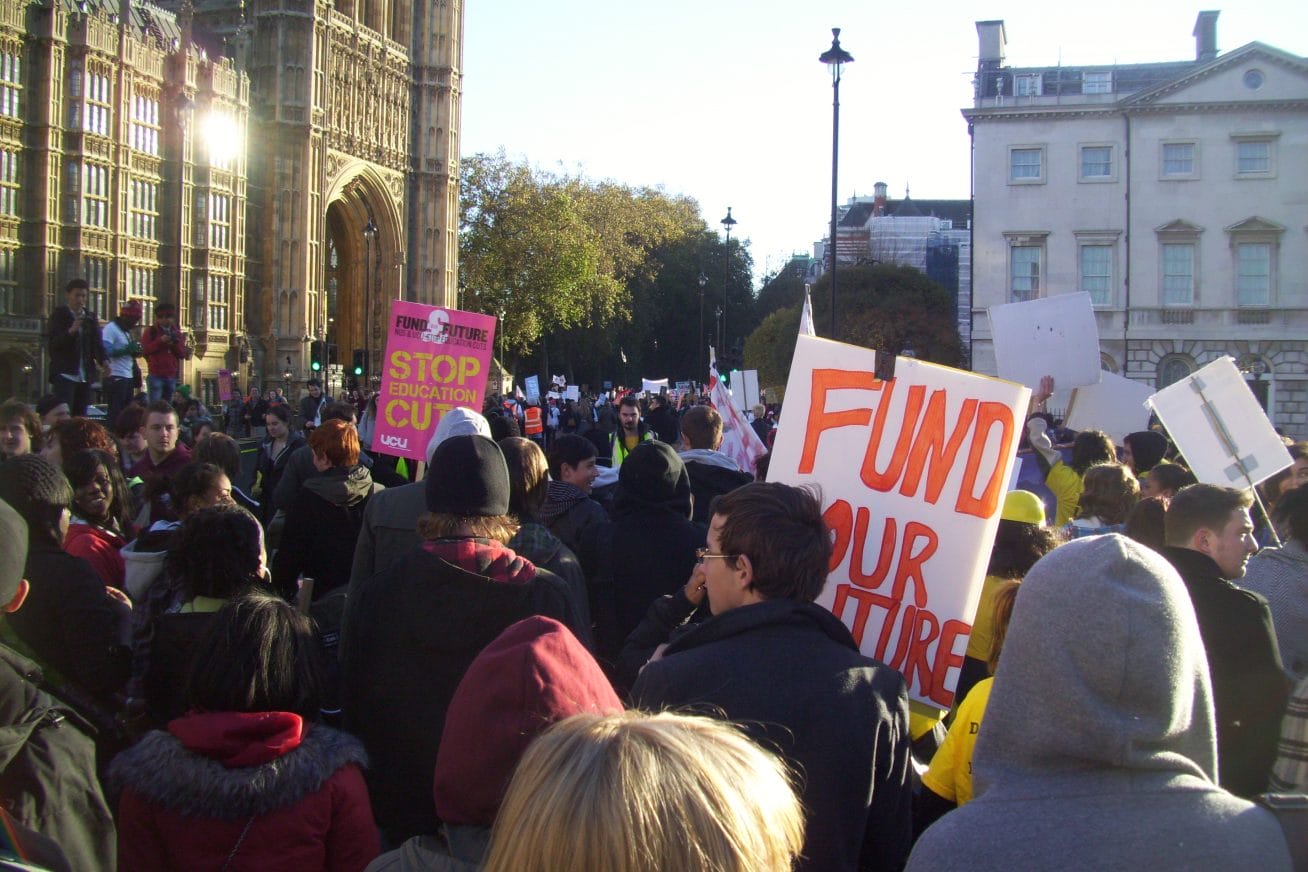 Student_protest_march_past_Houses_of_Parliament